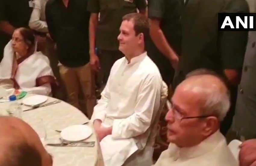 राहुल गांधी की इप्तार पार्टी में प्रणब मुखर्जी और प्रतिभा देवी पाटिल।