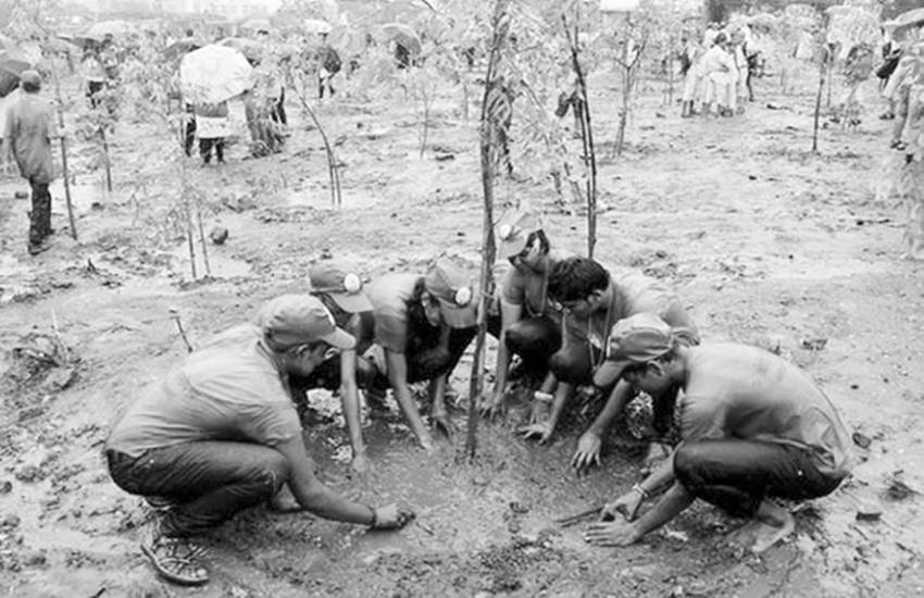 जनसंख्या में हुई तीव्र वद्धि से हमारे देश में जल की खपत तेजी से बढ़ रही है। हालांकि सतही और भूमिगत- दोनों ही स्रोतों से जल का उपयोग किया जा रहा है, लेकिन भूमिगत जल पर हमारी निर्भरता कुछ अधिक ही है।