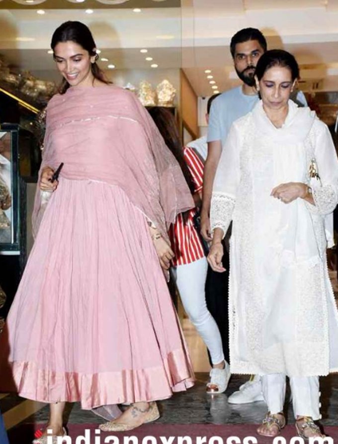 Deepika padukone, deepika day out with mom ujjala, deepika for shopping with mom ujjala, deepika buying jwellery in bandra, deepika padukone and mum ujjala in mumbai, deepika padukone in light summer pink anarkali, deepika ranveer wedding bells ringing, entertainment news, bollywood news, television new, entertainment news, bollywood news, television news