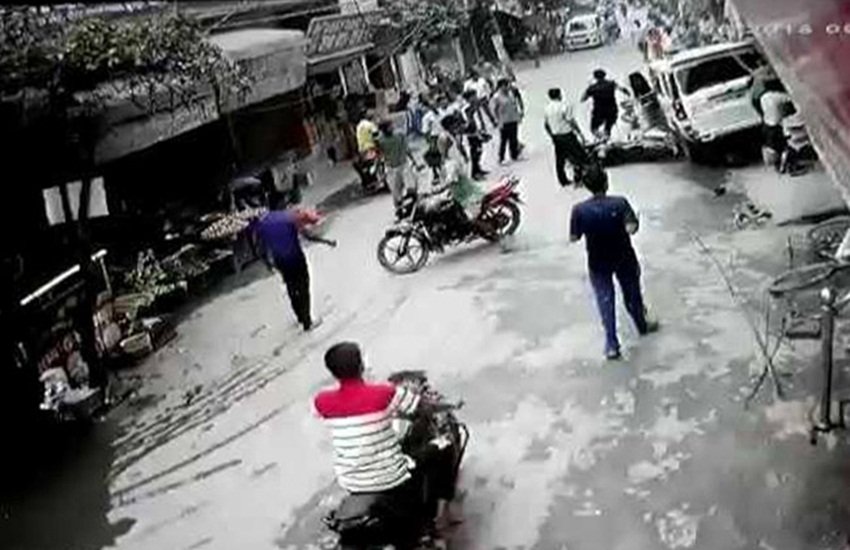 शूट आउट के सीसीटीवी फुटेज की तस्वीर।