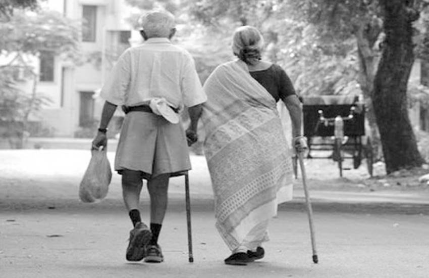 कोई अपने पिता को, जिसने उसके भविष्य की खातिर अपनी सारी उम्र खपा दी, तो कोई अपनी मां को, जिसने उसे अपने शरीर के भीतर आकार दिया, खुद गीले में रह कर सूखे में सुलाया, जीवन की इस चुनौतीपूर्ण अवस्था में अकेले जूझने के लिए छोड़ रहा है। 