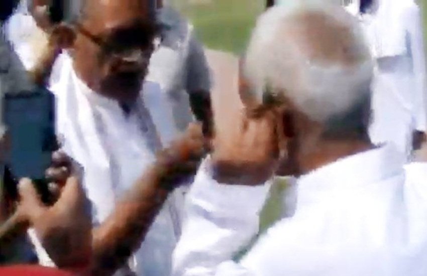 तस्वीर वायरल वीडियो का स्क्रीनशॉट है।