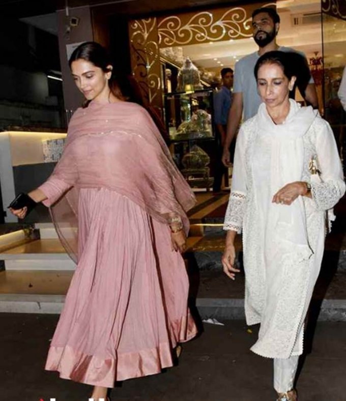 Deepika padukone, deepika day out with mom ujjala, deepika for shopping with mom ujjala, deepika buying jwellery in bandra, deepika padukone and mum ujjala in mumbai, deepika padukone in light summer pink anarkali, deepika ranveer wedding bells ringing, entertainment news, bollywood news, television new, entertainment news, bollywood news, television news
