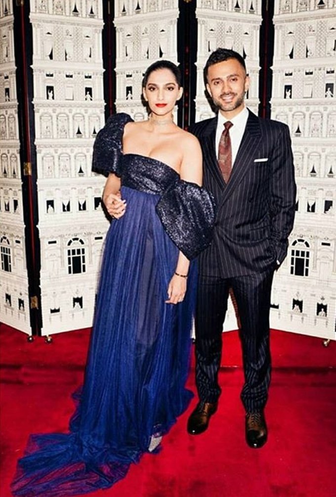 Sonam kapoor, anand ahuja, Sonam anand together in party, veere di wedding actress, Sonam kapoor kissed husband anand, people gave reaction to sonam kiss for anand, television news ,entertainment news, bollywood news, television news, entertainment news, bollywood news, television news
