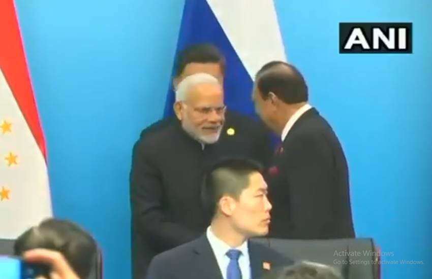 प्रधानमंत्री नरेंद्र मोदी और पाकिस्तानी राष्ट्रपति ममनून हुसैन हाथ मिलाते हुए। (एएनआई के वीडियो से लिया गया स्क्रीनशॉट)