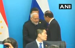 VIDEO: पीएम मोदी और पाकिस्तानी राष्ट्रपति ने मिलाया हाथ, मुस्कुरा कर हुई बातें