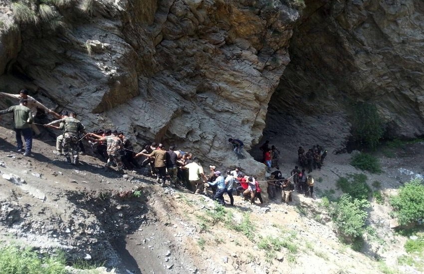 अमरनाथ गुफा को जाने वाले वाले पूरे मार्ग पर भारी वर्षा के कारण यात्रा स्थगित कर दी गई।