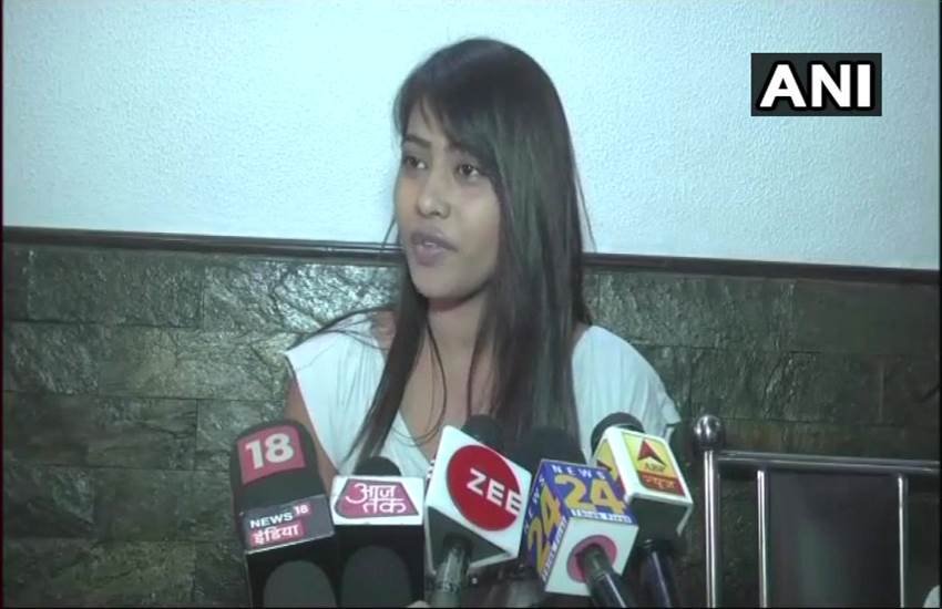 ईद पर 100 लड़कों से गले मिलकर बधाई देने वाली अलीशा मलिक को अब कट्टरपंथियों से धमकियां मिल रही हैं। फोटाे- ANI 