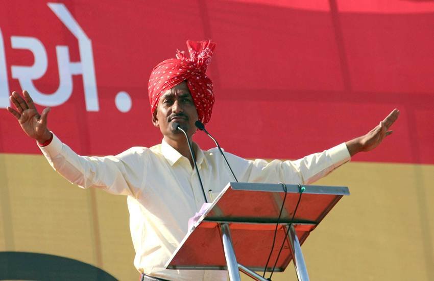 गुजरात में एक जनसभा को संबोधित करते हुए ओबीसी नेता और कांग्रेस विधायक अल्पेश ठाकोर। Express Photo by Javed Raja.