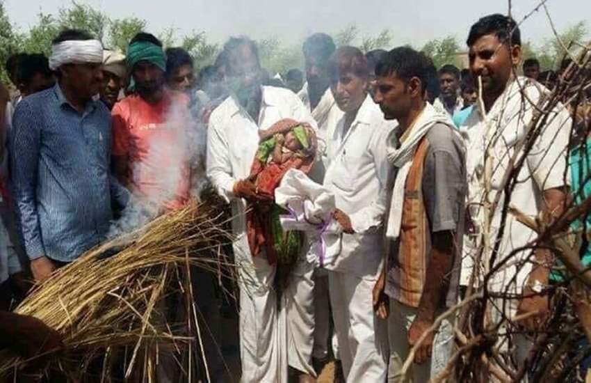 बीएसएफ जवान अमर शहीद हंसराज गुर्जर को मुखाग्नि देने वाला 15 दिन का बेटा। फोटो- आनंद कुमार (स्थानीय निवासी)
