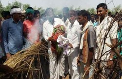 28 साल के शहीद को 15 दिन के बेटे ने दी मुखाग्नि, अंतिम विदाई के लिए उमड़ा गांव