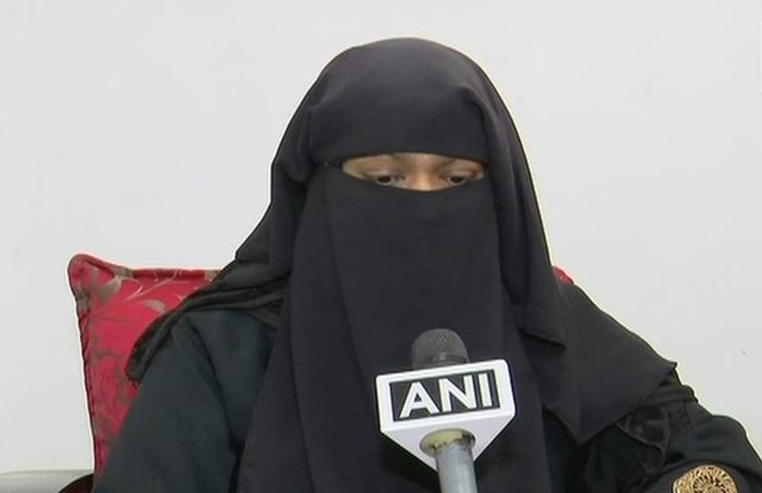 सऊदी से लौटकर हैदराबाद वापस आईं अमीना ने मीडिया के सामने अपना दर्द यूं बयां किया। (फोटो: ANI) सऊदी से लौटकर हैदराबाद वापस आईं अमीना ने मीडिया के सामने अपना दर्द यूं बयां किया। (फोटो: ANI)