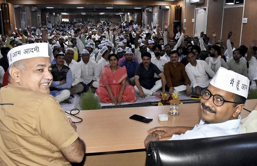 सीएम आवास पर आम आदमी पार्टी के पदाधिकारियों व विधायकों संग आयोजित बैठक में मुख्‍यमंत्री अरविंद केजरीवाल (दायें) और उप-मुख्‍यमंत्री मनीष सिसोदिया। (Photo: PTI)