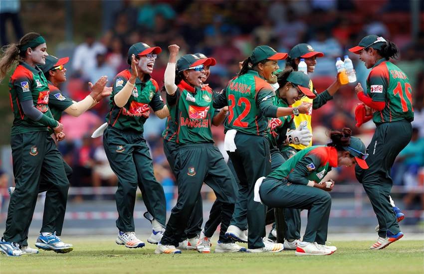 भारत को हराकर एशिया कप जीतने के बाद जश्न मनाते बांग्लादेश की महिला क्रिकेट टीम के खिलाड़ी। फोटो- पीटीआई भारत को हराकर एशिया कप जीतने के बाद जश्न मनाते बांग्लादेश की महिला क्रिकेट टीम के खिलाड़ी। फोटो- पीटीआई