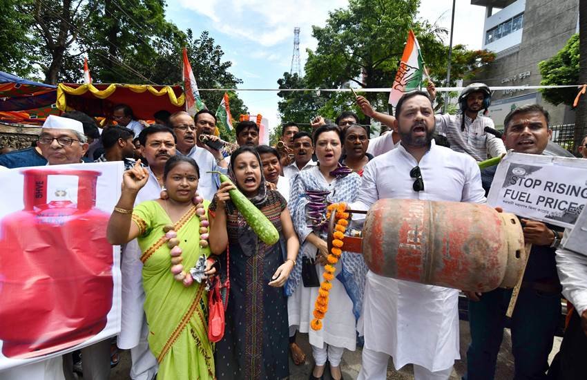 बुधवार (6 जून) को असम में तेल की बढ़ती कीमतों का विरोध करते असम प्रदेश कांग्रेस कमिटी के कार्यकर्ता। फोटो- पीटीआई