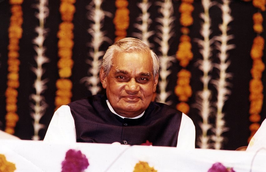 भारत के पूर्व प्रधानमंत्री व भारतीय जनता पार्टी के संस्‍थापक सदस्‍यों में से एक अटल बिहारी वाजपेयी। (Photo: Express Archive)