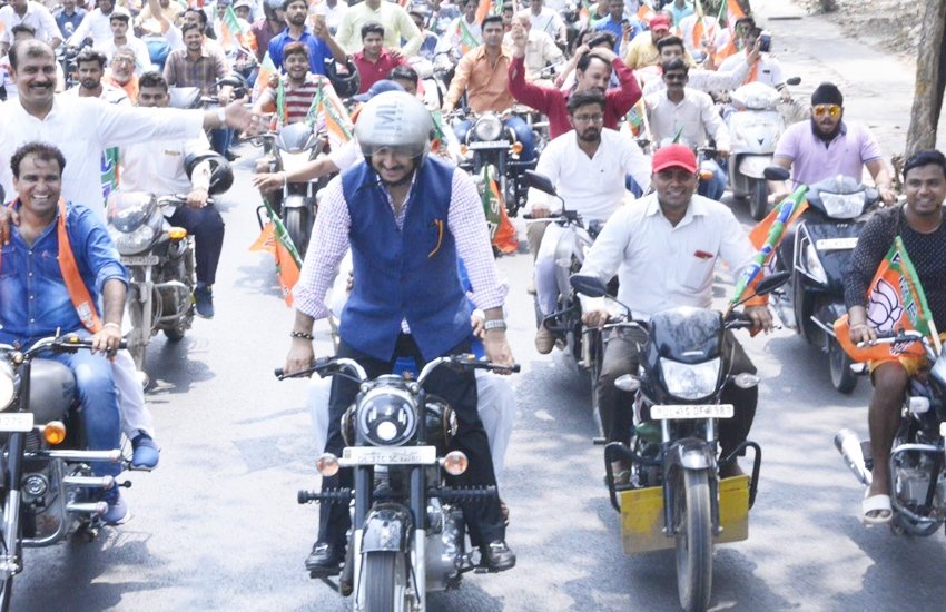 बीजेपी कार्यकर्ताओं ने निकाली बाइक रैली में मनोज तिवारी (फोटो सोर्स- ट्विटर/@BJP4Delhi)