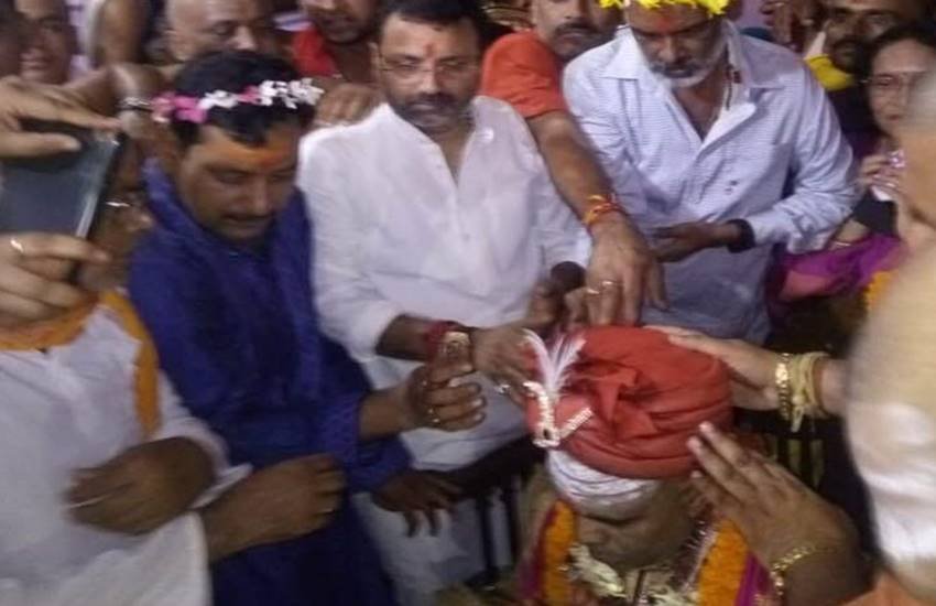 गुलाबनंद ओझा के 29वें सरदार पंडा की ताजपोशी रस्म में मौजूद सांसद निशिकांत दुबे, पूर्व महापौर रामनारायण खवाड़े व गणमान्य लोग।