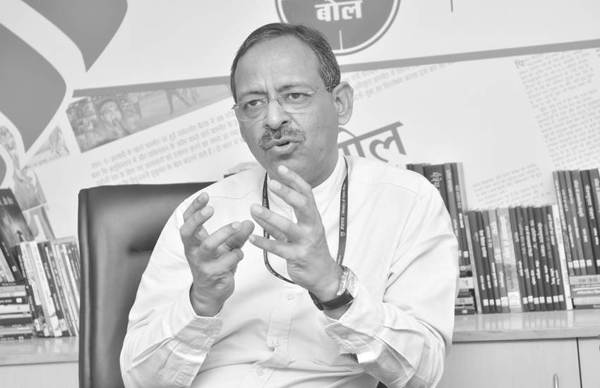 पहले कहा जाता था कि शिक्षकों को बहुत कम पैसा मिलता है। इसलिए तब वे अध्यापक नहीं बनना चाहते थे। आज की तारीख में गांवों में सबसे अमीर आदमी शिक्षक है। 