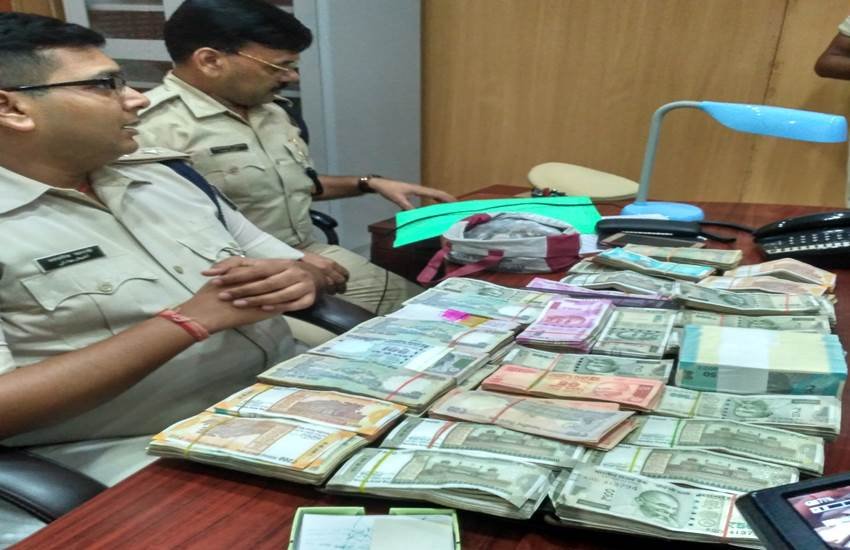 छापे के दौरान खनन माफिया से बरामद रकम दिखाते भागलपुर के एसएसपी आशीष भारती। फोटो- जनसत्‍ता 