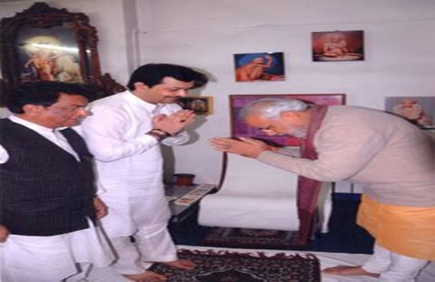 भैय्यूजी महराज के आगे सिर झुकाते नरेंद्र मोदी(फोटो-www.pinterest.es)