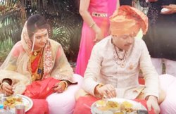खुदकुशी के दिन भय्यू महाराज ने आयुषी को दी थी केसरिया रंग की साड़ी, जानिए मुलाकात और शादी का किस्‍सा