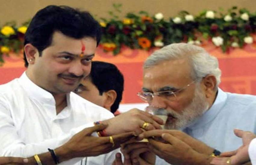 Bhaiyyu Maharaj Suicide Indore Latest News: पीएम नरेंद्र मोदी के साथ भय्यू जी महाराज। फोटो- फेसबुक 