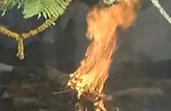Bhayyuji Maharaj Funeral: पंचतत्व में विलीन हुए संत भय्यूजी महाराज, बेटी ने दी मुखाग्नि