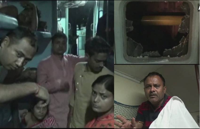 बिहार में मंगलवार शाम एक्सप्रेस ट्रेन की दो एसी बोगियों पर डकैतों ने हमला बोला था। (फोटोः ANI)