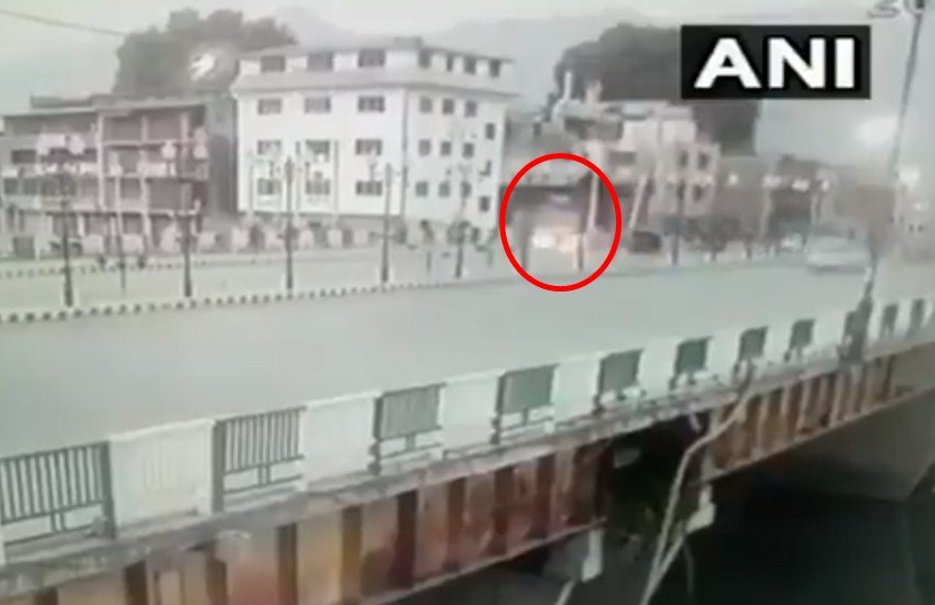 आतंकियों ने श्रीनगर के बादशाह पुल पर सीआरपीएफ के गश्ती वाहन (लाल घेरे में) पर 2 जून को ग्रेनेड से हमला किया था।