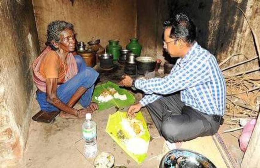 KARUR, KARUR Collector, Tamilnadu, Tamilnadu woman, elderly woman, old age pension, Hindi news, News in Hindi, Jnasatta KARUR, KARUR Collector, Tamilnadu, Tamilnadu woman, elderly woman, old age pension, Hindi news, News in Hindi, Jnasatta