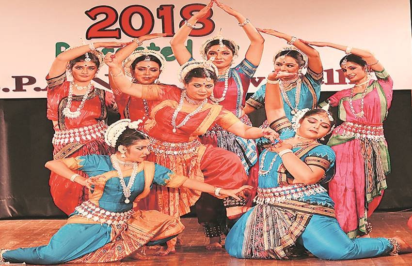 भरतनाट्यम शैली में गुरु सरोजा वैद्यनाथन की शिष्याओं ने कावेरी की कथा पेश की। भरतनाट्यम शैली में गुरु सरोजा वैद्यनाथन की शिष्याओं ने कावेरी की कथा पेश की।