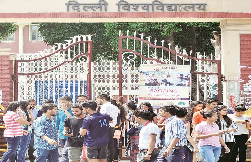 हिंदू कॉलेज की कुल 752 सीटों में से पहली कटऑफ के आधार पर 558 सीटें भर चुकी थीं। लेडी श्रीराम कॉलेज में 813 सीटों में से 535 सीटों पर दाखिले हो गए।