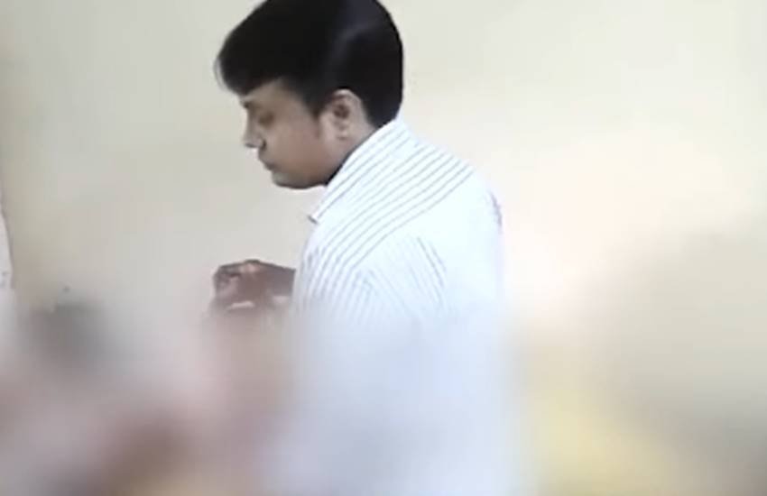 वायरल वीडियो में इलाज के बहाने इस तरह महिला से छेड़खानी कर रहा था आरोपी डॉक्टर। 