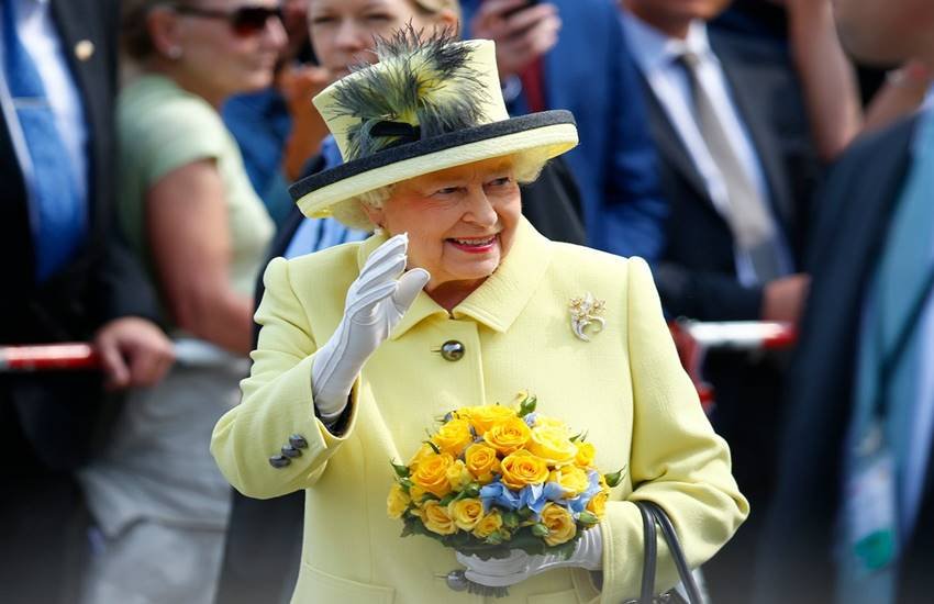 Queen Elizabeth, Queen Elizabeth gloves, queen gloves, British queen Elizabeth, hindi news, news in Hindi, Jansatta