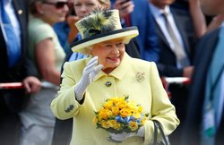 इस वजह से हमेशा दस्ताने पहनी रहती हैं ब्रिटेन की महारानी, 1947 से बना रही एक ही कंपनी