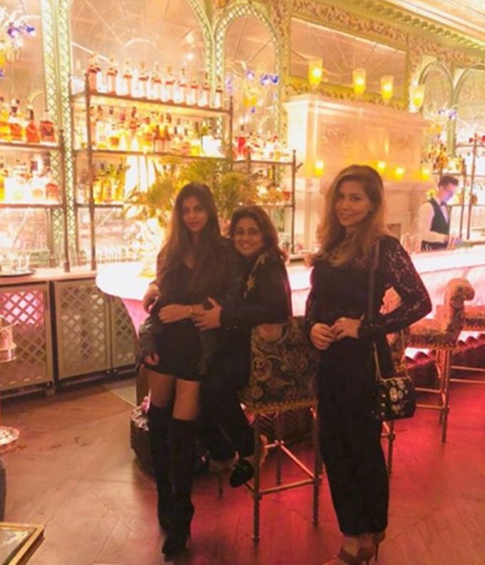 suhana khan, gauri khan, gauri suhana, suhana khan photos, suhana khan recent photos, suhana khan hot photos, shah rukh khan family, srk, srk daughter, gauri suhana london photos, Jansatta, entertainment news