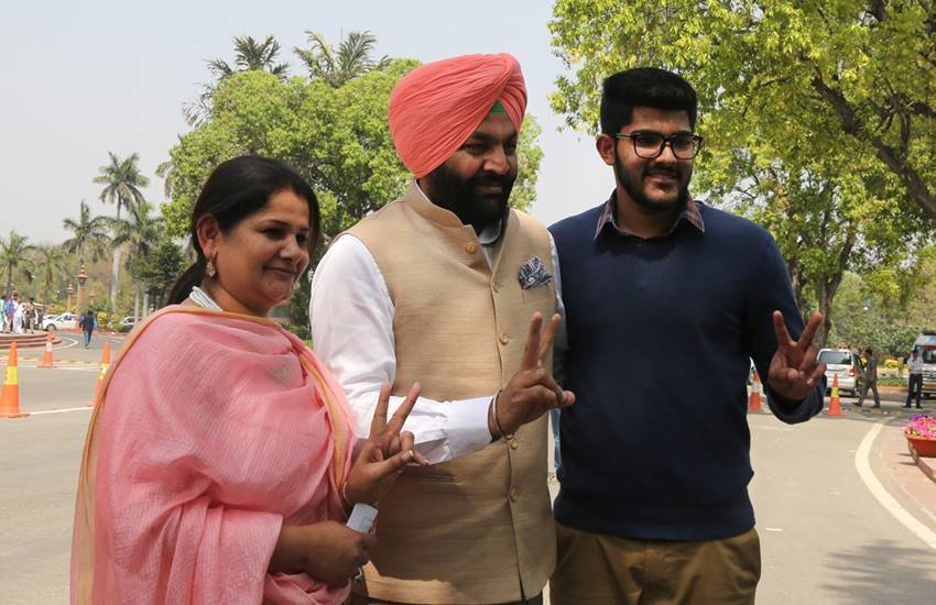 अपनी पत्नी और बेटे के साथ कांग्रेस सांसद गुरजीत सिंह औजला। (एक्सप्रेस फाइल फोटो)