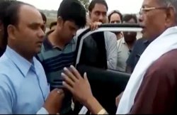 काम का हिसाब मांगते हुए गुस्साए लोगों ने बीजेपी सांसद को घेरा, माननीय बोले- मारोगे क्या?
