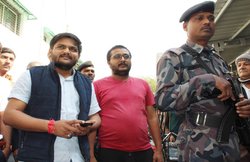 मध्य प्रदेश: हार्दिक पटेल की कार पर चले अंडे और चप्पल! कांग्रेस नेता का आरोप- पिस्तौल भी लाए थे
