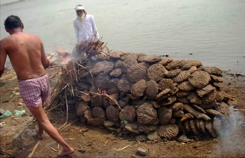 हिंदू अंतिम संस्‍कार की प्रतीकात्‍मक तस्‍वीर। फोटो- यू-ट्यूब
