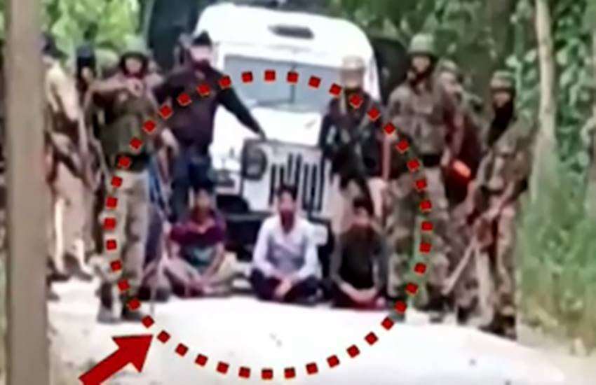 वायरल वीडियो में दावा किया गया कि सेना ने इस तरह चार पत्थरबाजों को मानव ढाल बनाया। (फोटोः टीवी वीडियोग्राफ)