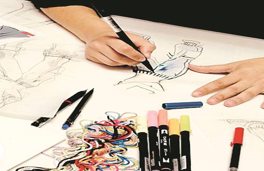 उपलब्ध पाठ्यक्रमइंटीरियर डिजाइनिंग में डिप्लोमा, स्नातक या स्नातकोत्तर पाठ्यक्रम किया जा सकता है। छात्र 12वीं के बाद बी. डिजाइन (इंटीरियर) या बीएससी (इंटीरियर डिजाइन) में दाखिला ले सकते हैं।