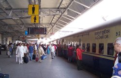 IRCTC: रेलवे टिकट पर देती है 25 से लेकर 100 फीसदी तक की छूट, जानिए आपको मिलेगी कि नहीं