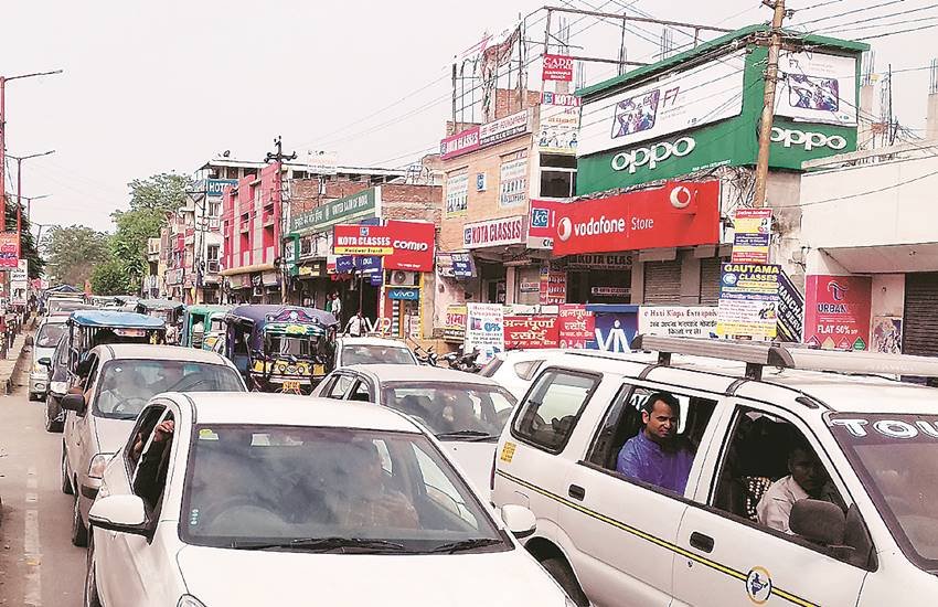 इस बार सूबे में चार से पांच करोड़ तीर्थयात्रई व पर्यटक आए और वाहनों की तादाद भी तेजी से बढ़ी। जबकि सड़कों का चौड़ीकरण वाहनों की वृद्धि दर के हिसाब से नहीं हुआ है, न ही पार्किंग की व्यवस्था हो पाई।