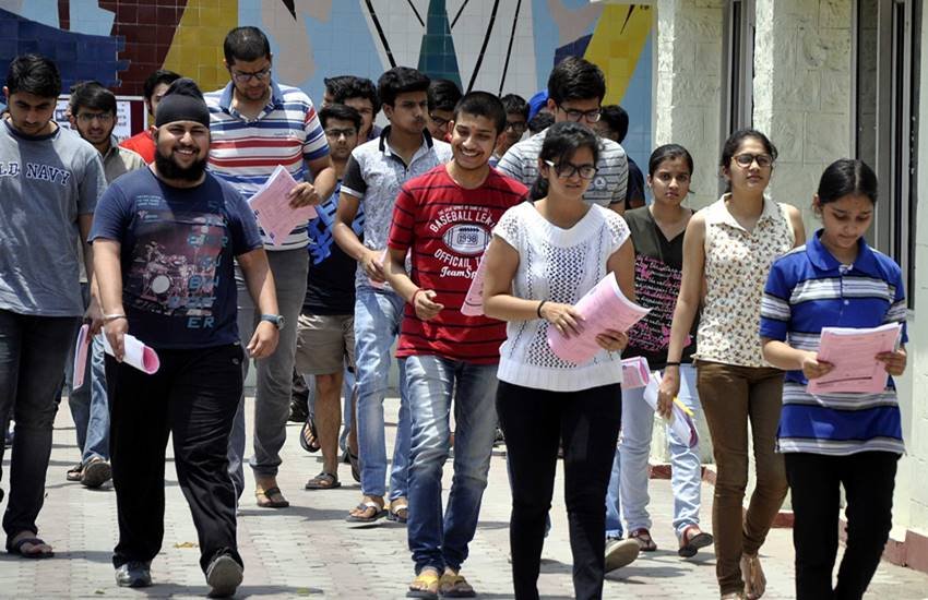 JEE Advanced Result 2018: परीक्षा देकर बाहर निकलते छात्र-छात्राएं। (PTI)