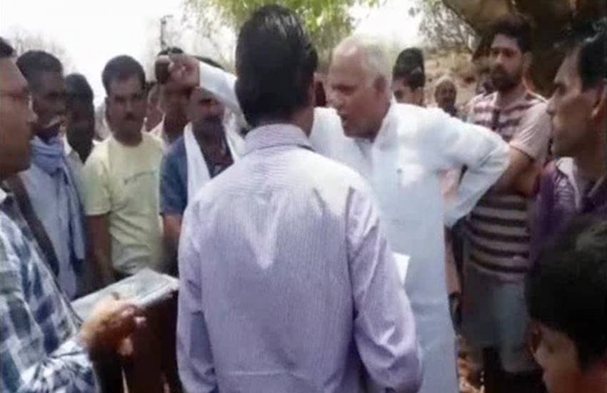 सरकारी कर्मचारी को धौंस दिखाते बीजेपी नेता जगन्‍नाथ सिंह रघुवंशी का वीडियो वायरल हो रहा है। (Photo: ANI Video Grab)