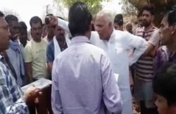 VIDEO: बिजली विभाग के कर्मचारी पर भड़के बीजेपी नेता- मुंह काला करवाके जूतों से पीटता