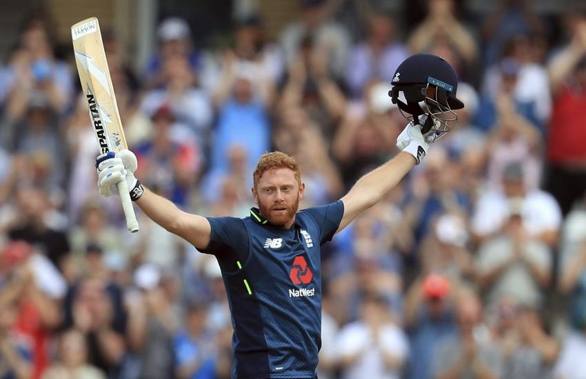 ऑस्‍ट्रेलिया के खिलाफ तीसरे वनडे में शतक जड़ने के बाद दर्शकों का अभिवादन करते जॉनी बेयरस्‍टो। (Photo: AP)