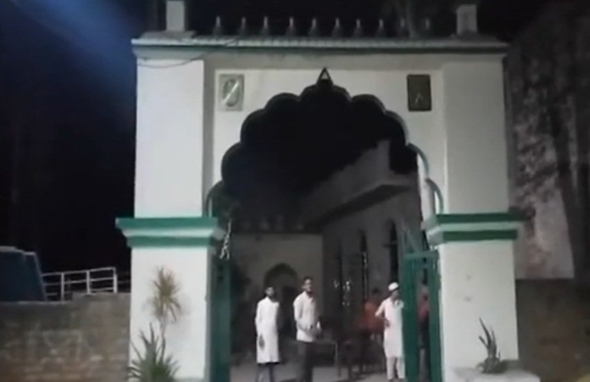 करनाल के इसी मस्जिद में तोड़फोड़ की गई। (फोटो सोर्स: फेसबुक स्‍क्रीन शॉट)